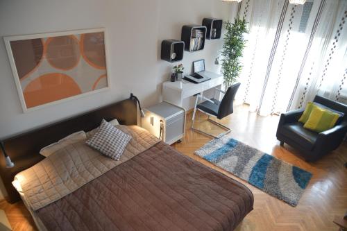 una camera con letto, sedia e scrivania di Apartment Danica a Belgrado