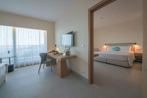 Postel nebo postele na pokoji v ubytování Poseidon Beach Resort - a NEW 5-Star Experience, PREMIUM ALL INCLUSIVE, EV Station