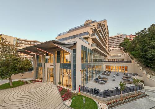 einen Blick über ein Gebäude mit einer Terrasse in der Unterkunft Poseidon Beach Resort - a NEW 5-Star Experience - PREMIUM ALL INCLUSIVE, FREE Beach Access, EV station in Goldstrand