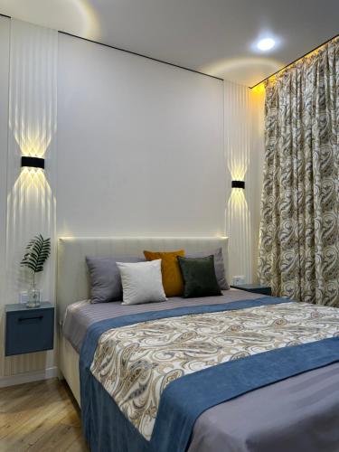 Ein Bett oder Betten in einem Zimmer der Unterkunft В шикарном районе Атырау возле дворца ЦЕНТР АБАЯ New City от аэропорта 3 минуты