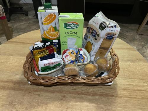 un cesto di cibo e snack su un tavolo di Vallenegro departamentos a Malargüe
