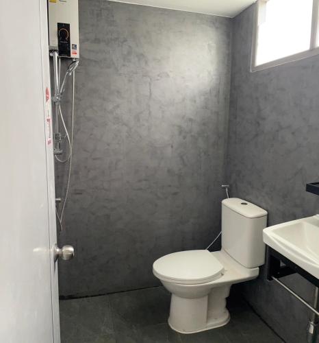 a bathroom with a toilet and a sink at TK Guesthouse in Cha Am
