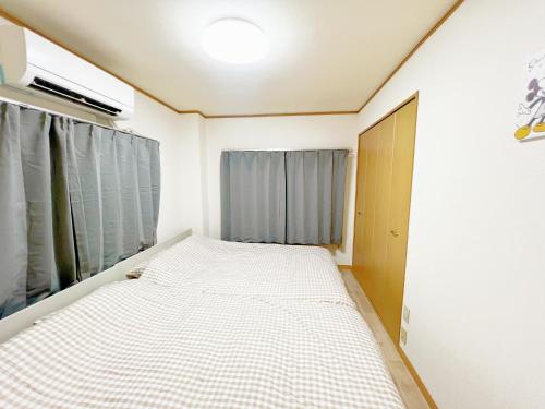 Una cama o camas en una habitación de 西武新宿線 駅近6人可 d1