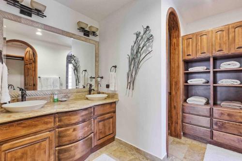 Ένα μπάνιο στο Luxury Ocean View Villa on Sandy Beach