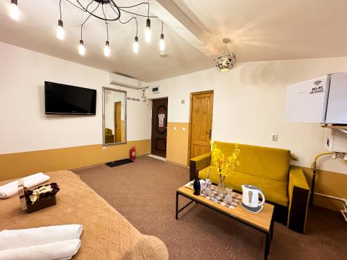 Телевизор и/или развлекательный центр в Golden Escape - Charming Studio in Prime Location
