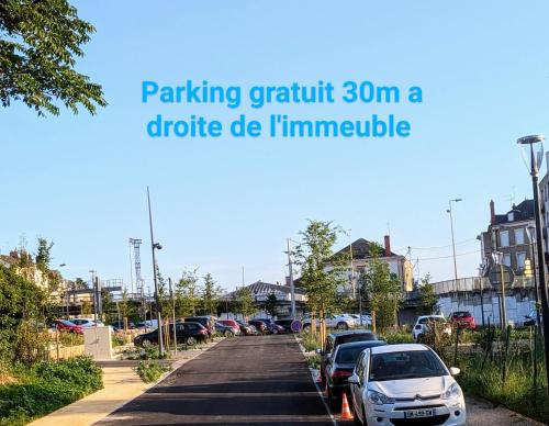un garage avec des voitures garées dans une rue dans l'établissement Chambre tout confort et sympa ! Et nuit calme surtout ! à pied , 5min de la gare ! de la cathédrale ! et des bords de Loire ! localisation top ! MAIS merci de BIEN lire ma présentation personelle, car le site impose la sienne, lire jusqu'à section profil, à Nevers
