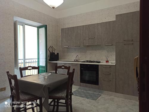 una cocina con mesa y una cocina con mesa y sillas en Fico D'India, en Trapani