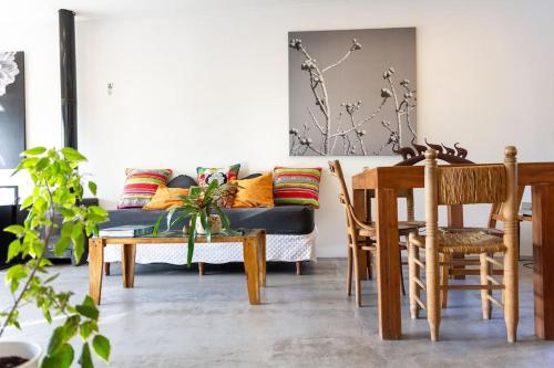 a living room with a couch and a table and chairs at Hermosa casa, terraza al río, Jacuzzi climatizado in Paraná