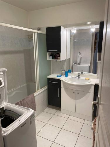 une petite salle de bain avec un lavabo et une baignoire dans l'établissement Appartement T3 spacieux proche plage climatisation - 6PELI4, à Canet
