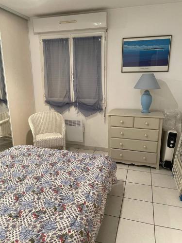 une chambre avec un lit, une commode et une fenêtre dans l'établissement Appartement T3 spacieux proche plage climatisation - 6PELI4, à Canet