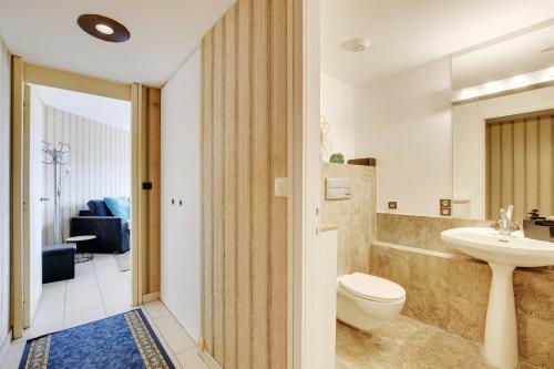 une salle de bain avec toilettes et lavabo dans l'établissement Seine & Eiffel Flat AC, à Paris