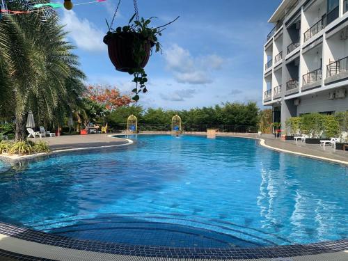 Bazén v ubytování KEP BAY HOTEL & RESORT nebo v jeho okolí