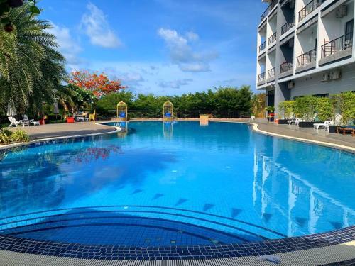 Bazén v ubytování KEP BAY HOTEL & RESORT nebo v jeho okolí