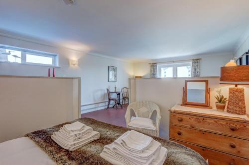 Voodi või voodid majutusasutuse Martins Nest by Winterton Cottages toas