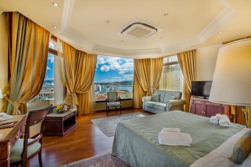 Télévision ou salle de divertissement dans l'établissement Hotel Panorama