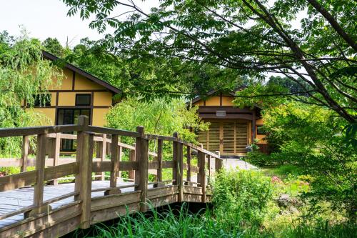そのぎ茶温泉里山の湯宿 つわぶきの花にある庭