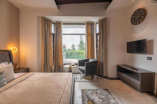 Ένα ή περισσότερα κρεβάτια σε δωμάτιο στο StayVista's The Secret Lagoon with Outdoor Pool, Verdant Lawn & Indoor-Outdoor Activities