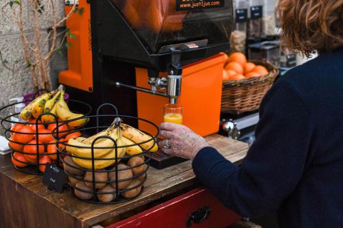 Een vrouw staat voor een fruitautomaat. bij Hotel K'Loys in Paimpol