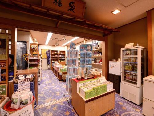 una tienda con un escaparate en 蓬平温泉 蓬莱館 福引屋, en Nagaoka