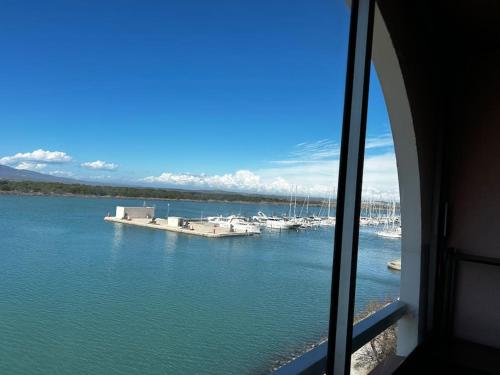 une vue d'un port avec des bateaux dans l'eau dans l'établissement Appartement paisible 3 personnes, à Leucate