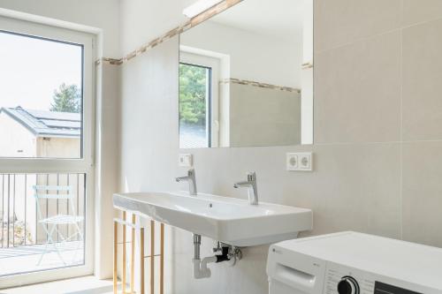 Ένα μπάνιο στο revLIVING premium THE LODGE Großmeiseldorf Ziersdorf