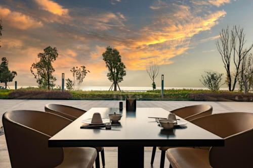 a dining room with a table and chairs at Huangshan Taiping Lake Muxin Hotel in Fenghuangshan