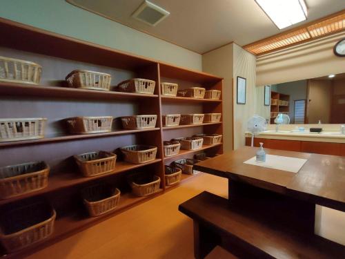 ein Raum mit einer Theke und Körben in Regalen in der Unterkunft Kameya Ean in Izunokuni