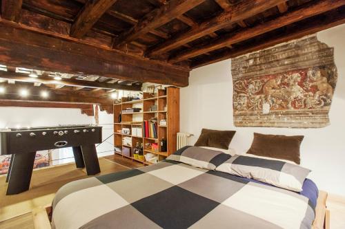 a bedroom with a bed and a desk in a room at Portico in Rome