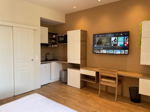 Il comprend une cuisine avec un bureau et une télévision murale. dans l'établissement Ti'Case, à Cannes