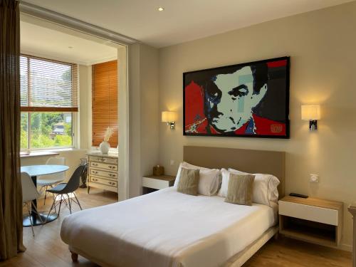 une chambre avec un lit avec un tableau sur le mur dans l'établissement Ti'Case, à Cannes