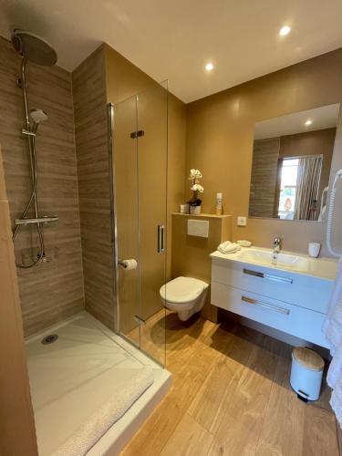 une salle de bain avec une douche, des toilettes et un lavabo dans l'établissement Ti'Case, à Cannes