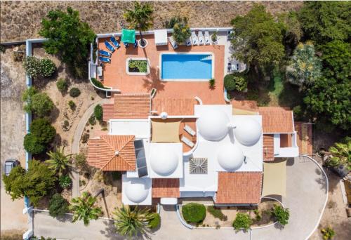 an aerial view of a house with a swimming pool at Casa Cinco Cupulas in Armação de Pêra