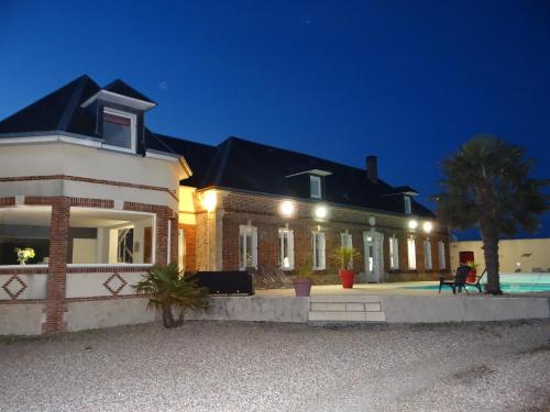 une maison éclairée à l'avant dans l'établissement gite la fécampoise près de Fécamp, à Ganzeville