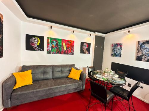 クラヨーヴァにあるCourtyard Central Premium Apartmentのソファとテーブルのあるリビングルーム