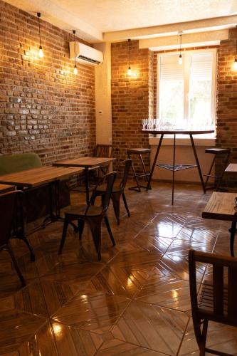 Un restaurante o sitio para comer en Hostel ViktoryHome