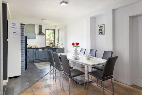 Η κουζίνα ή μικρή κουζίνα στο Forest Villa w pobliżu Suntago