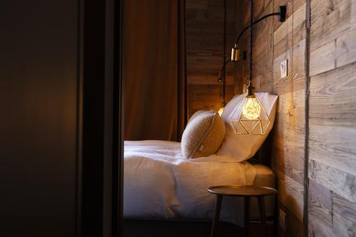 - une chambre avec un lit doté d'une lampe et d'une table dans l'établissement Demeure Sauvage - Étage 1, à Villard-Reculas