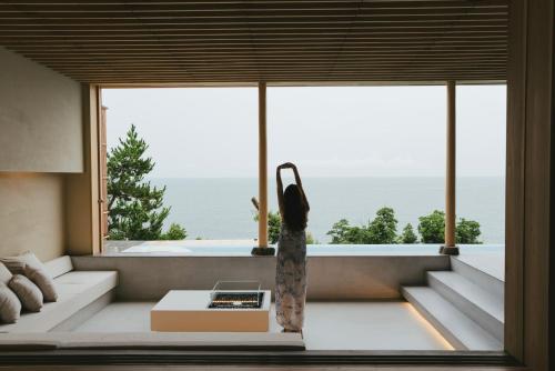 a room with a large window with a view of the ocean at 琴ヶ浜の渚 in Geisei