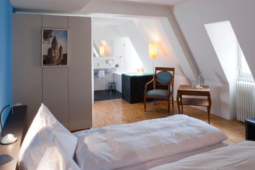 Postel nebo postele na pokoji v ubytování Schloss Münchenwiler