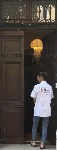 un homme debout à l'entrée d'un bâtiment dans l'établissement Les Maisons d Anthony Marseille, à Marseille