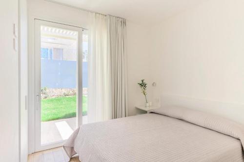 スティンティーノにあるStunning Capo Falcone Charming Apartments for 4 people B4P Bilo4 Premiumのベッドと窓のある白い寝室