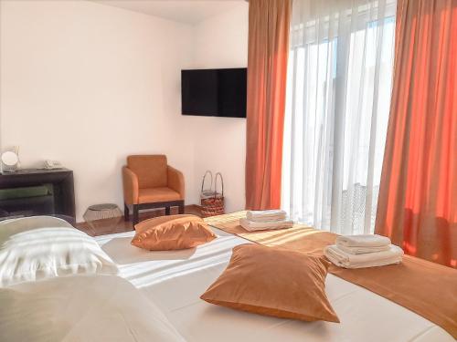 Кровать или кровати в номере Kaša Rooms 2