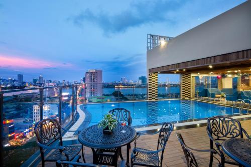 Bazén v ubytování Mitisa Hotel Da Nang - Near Dragon Bridge nebo v jeho okolí