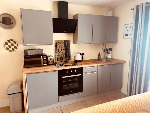 Η κουζίνα ή μικρή κουζίνα στο Claverley Hideaway Apartment Bridgnorth