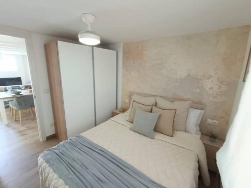 a bedroom with a large white bed with pillows at Nuevo Apartamento Moderno en Benicasim con Terraza y a Minutos de la Playa in Benicàssim