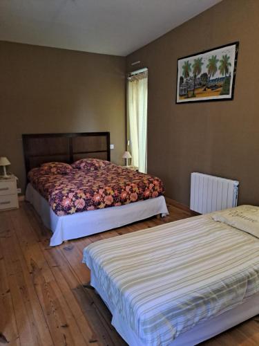 une chambre avec deux lits et une fenêtre dans l'établissement Maison à la campagne, à Meillac