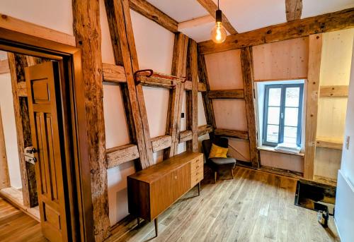een kamer met houten balken en een raam bij Altes Zollhaus - Central - Lovely - Luxury - Maisonette Apartment in Schwabach