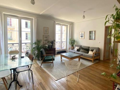 un salon avec un canapé et une table dans l'établissement Bel appartement quartier de la Roquette by Weekome, à Paris