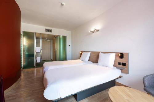B&B HOTEL Lully 3 Lakesにあるベッド