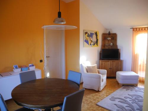 ブレシアにあるINTERNO31のリビングルーム(ダイニングルームテーブル、椅子付)